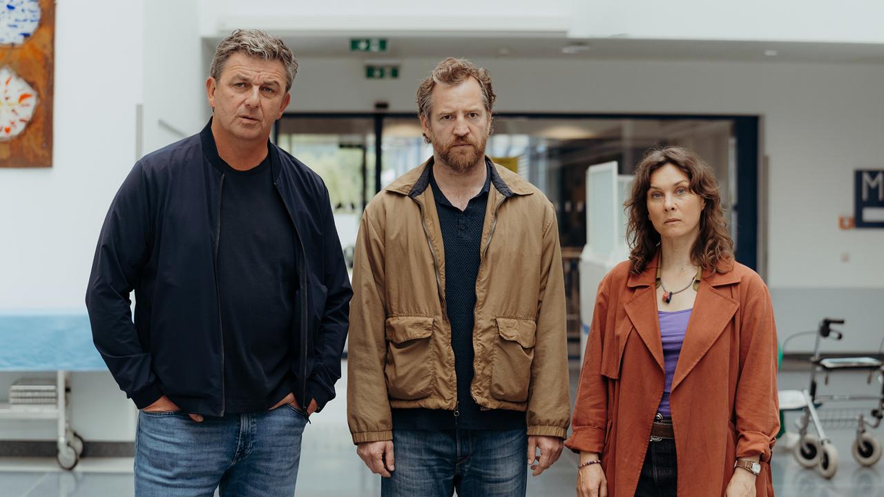 Dr. Martin Gruber muss Clara Meindl und Jakob Meindl  mit einer tragischen Diagnose ihrer Kinder konfrontieren.