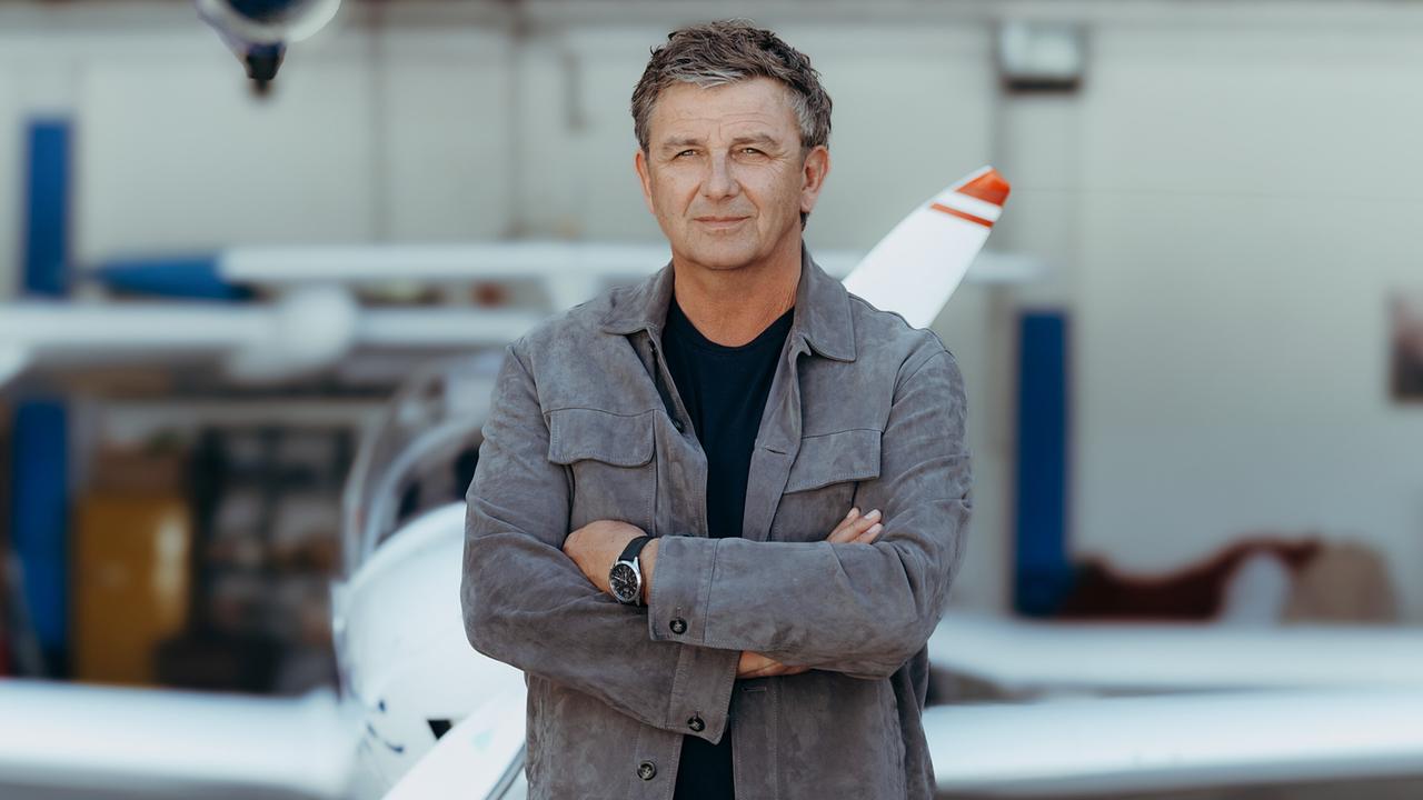 Gespannt wartet Dr. Martin Gruber auf die Landung seiner Mutter.