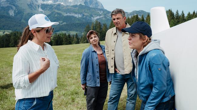 Nach der ungeplanten Landung von Charlie Eggers stellt Miriam Sterzinger ihre Freundin zur Rede.