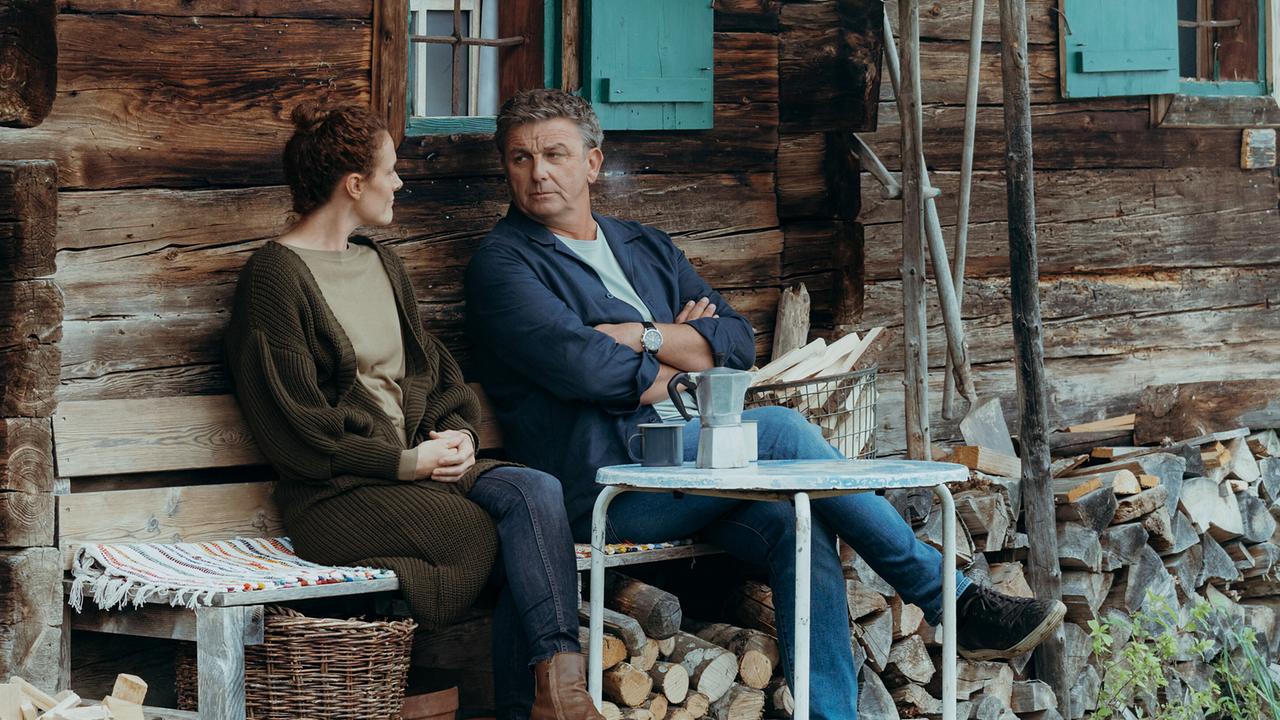 © ORF/ZDF/Sabine Finger Um die Zukunft des Gruberhofs zu sichern, muss Dr. Martin Gruber das Gespräch mit Caro Pflüger suchen.