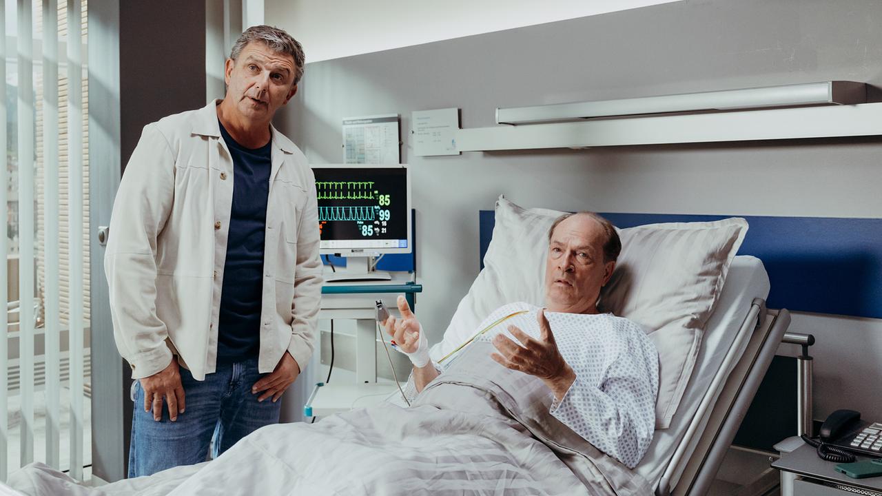 © ORF/ZDF/Sabine Finger Martin muss seinem Patienten Michael Fellner eine schlechte Nachricht überbringen.