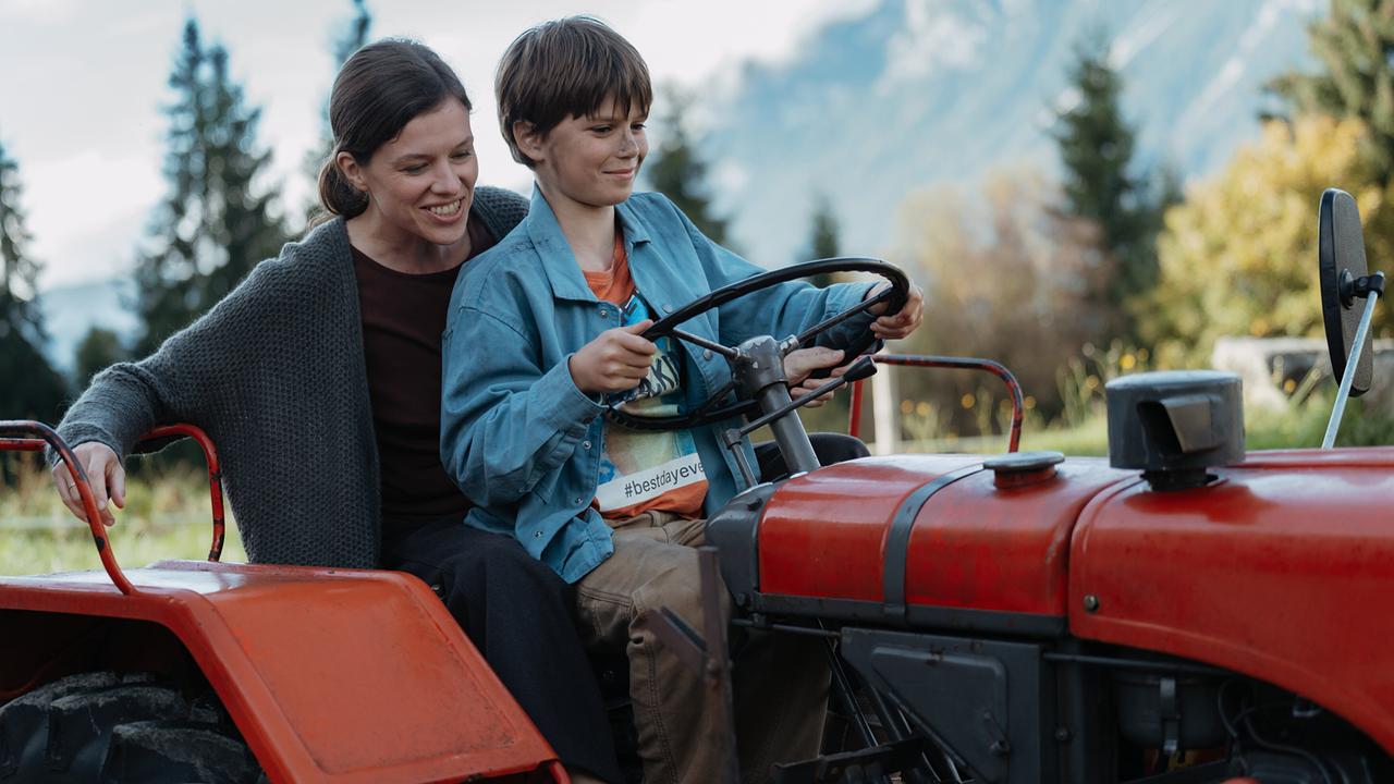 Elias Kofler genießt die wenigen gemeinsamen Momente mit seiner Mutter Melanie Kofler, die unter den Folgen einer Corona-Erkrankung leidet.
