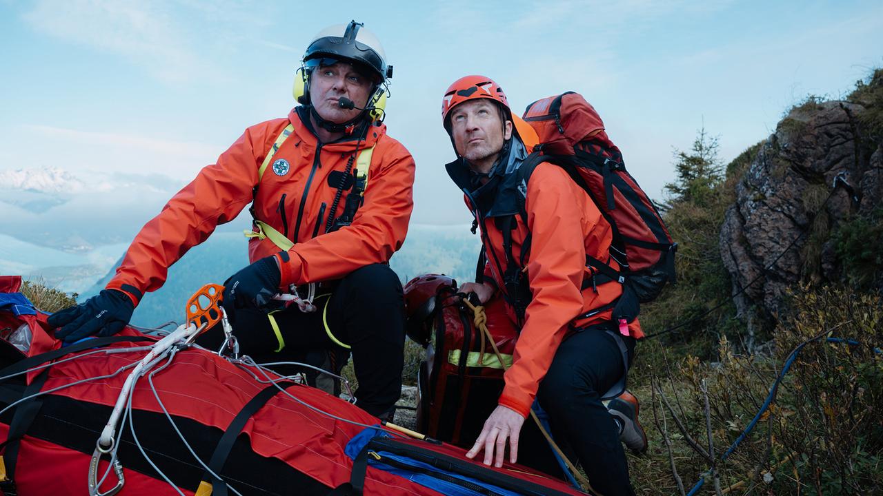 Mrtin und sein Bruder versuchen einen verletzten Bergwanderer zu bergen.
