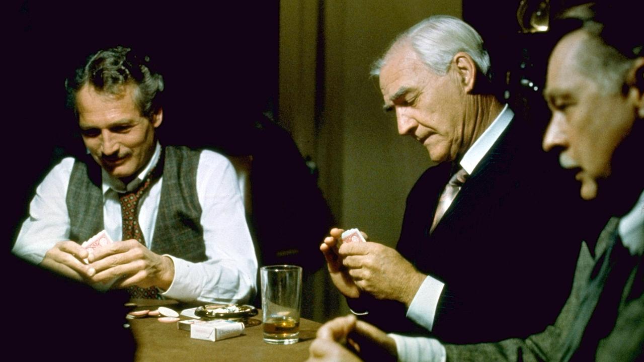 © ORF/Universal Pictures Drei Männer sitzen in einem dunklen Raum an einem Tisch und spielen Poker, Henry im weißen Hemd, Gilet und Krawatte schaut in sein Blatt