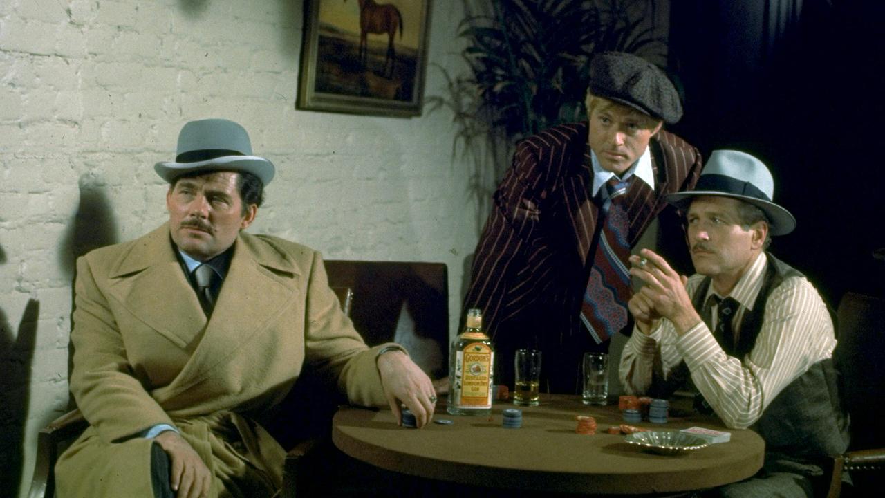 © ORF/Universal Pictures Drei Männer sitzen an einem Tisch, auf dem Spieljetons neben einer Whiskeyflasche und Gläser stehen