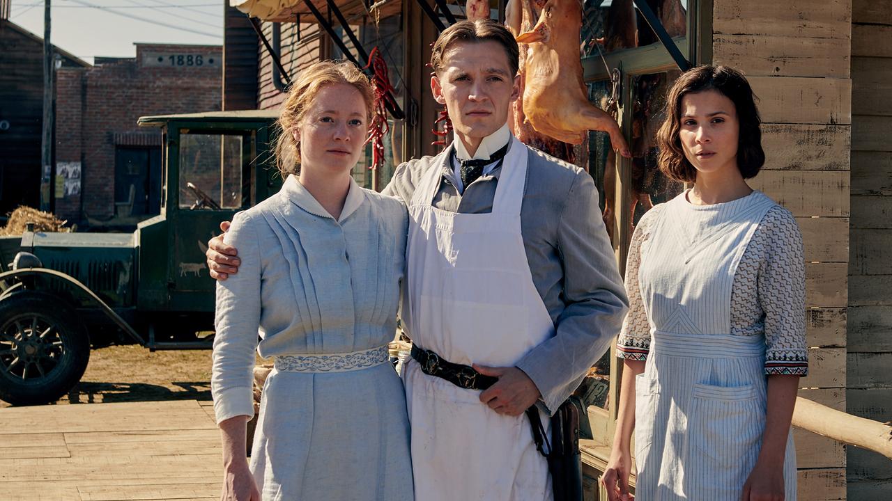 Im Bild: Fidelis Waldvogel (Jonas Nay) mit Ehefrau Eva (Leonie Benesch) und ihrer Helfern Delphine (Aylin Tezel, re.).