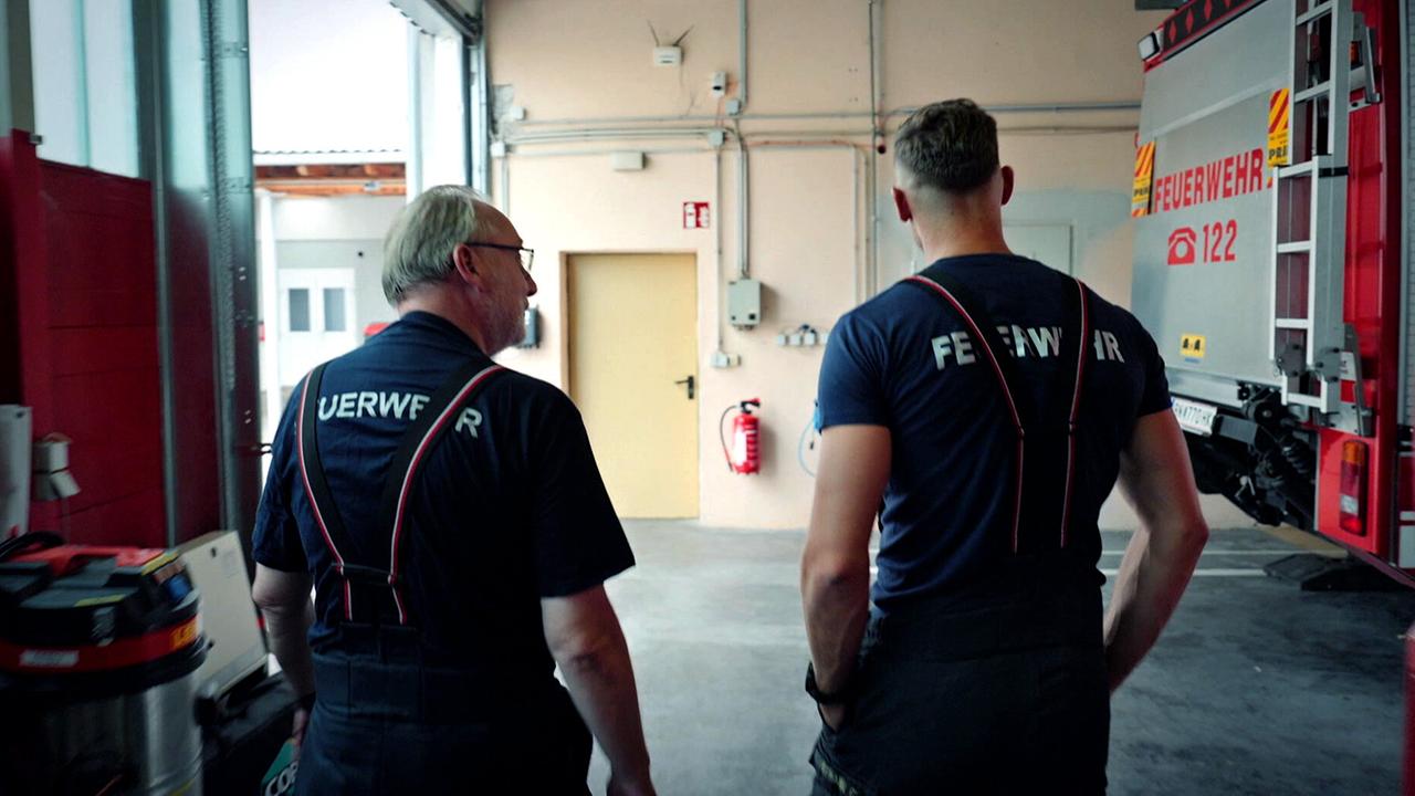 © ORF Der Feuerwehrmönch Stephan Holpfer mit einem Feuerwehrmann in Bad Vöslau