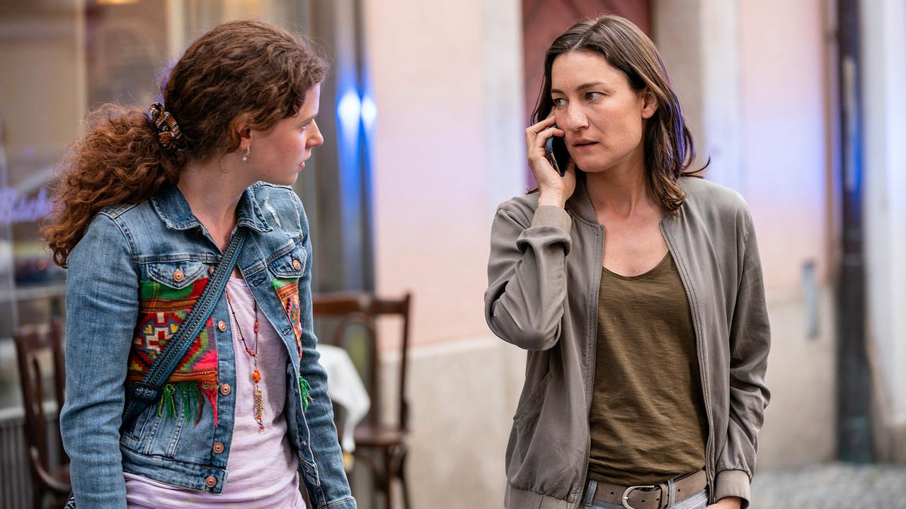 © 	ORF/Degeto/BR/Hager Moss Film/Marc Reimann Mia und Frederike Bader blicken sich irritiert um.