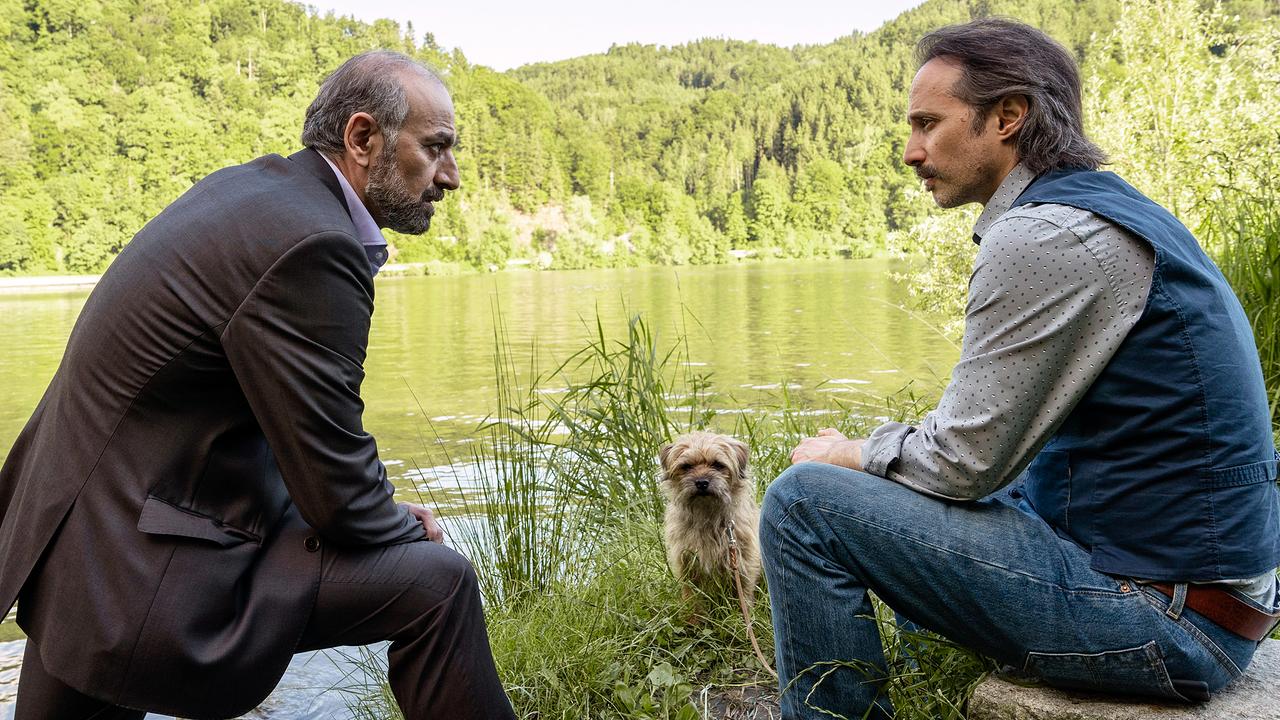 © ORF/Degeto/BR/Hager Moss Film/Marc Reimann Privatdetektiv Ferdinand Zankl im Gespräch mit dem Vater eines Mordopfers, Husam Chadat.