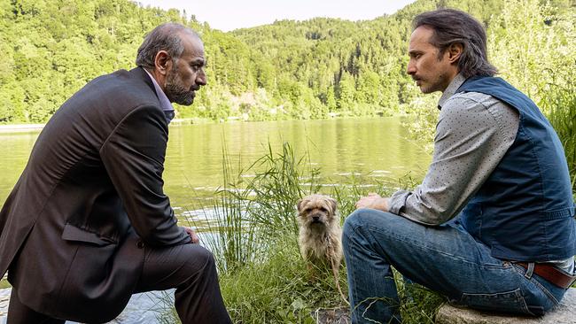Im Bild: Husam Chadat (Adil Bahdari), Michael Ostrowski (Ferdinand Zankl).