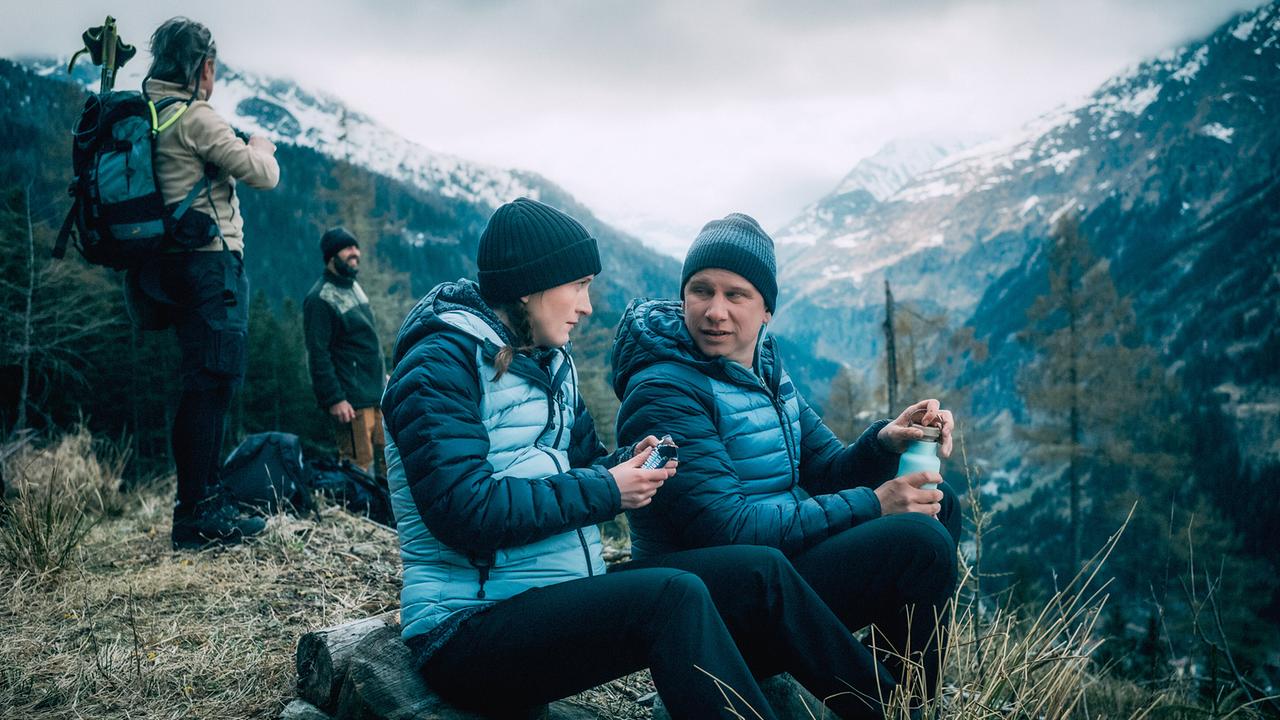 © ORF/Graf Film/Richard Schabetsberger Julia Friedl und Martin Kogler rasten während einer Bergwanderung.