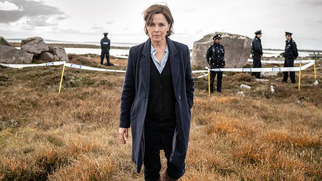 Désirée Nosbusch als Cathrin Blake - an einem bewölkten Tag auf einer Wiese, hinter der Tatortabsperrung stehen eine Polizistin und drei Polizisten