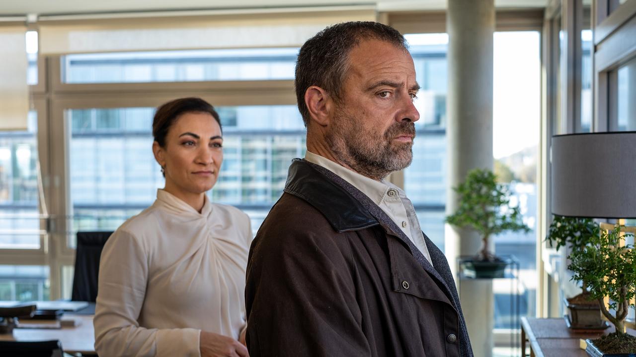 © ORF/ZDF/Manju Sawhney Johanna Leyer und Dr. Jochen Krimmer unterhalten sich im Büro.