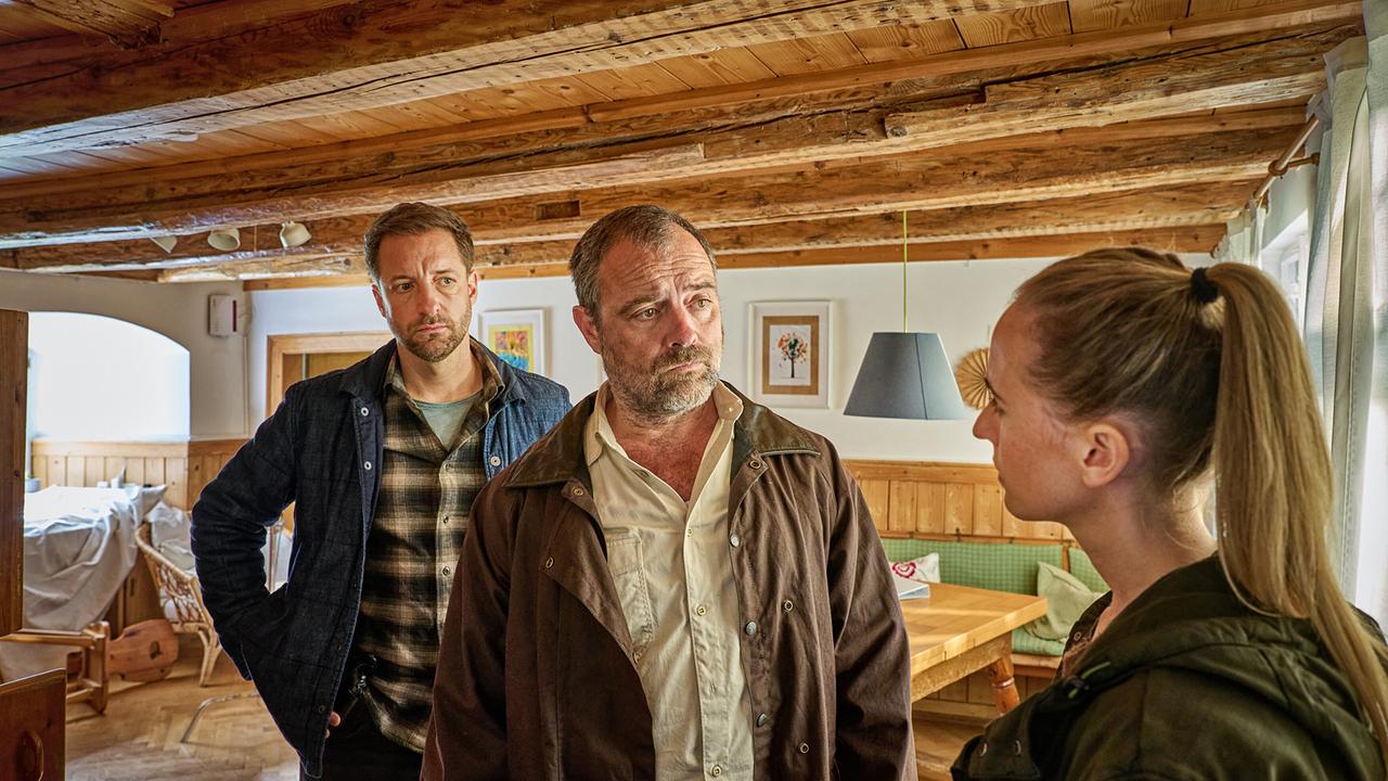 © ORF/ZDF/Patrick Pfeiffer Annika Wagner und Martin Keller befragen Dr. Jochen Krimmer.