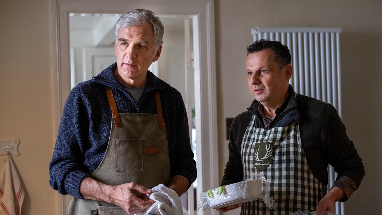 © ORF/ZDF/Manju Sawhney Robert Anders und Hannes Buck plaudern zusammen in der Küche.