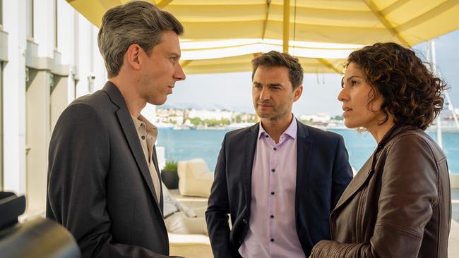 © ORF/Constantin Film/ARD Degeto/Conny Klein Stascha und Emil zeigen Zlatan die Fotos vom Hafen in Zadar.