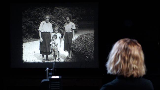 © ORF/Hengster Filmproduktion e.U. Filmsammlerin Heidi Fial beim Vorfuehren der 9,5mm Filme