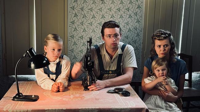 Reenactment Mann mit Filmprojektor und Familie