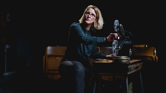 Filmsammlerin Heidi Fial beim Vorführen der 9,5mm Filme