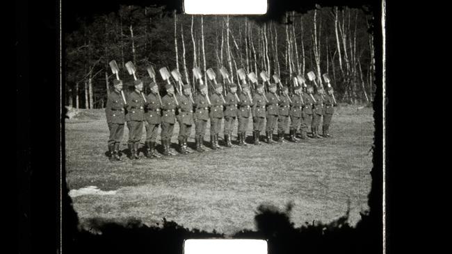 RAD-Truppe in Reihe mit Schaufeln