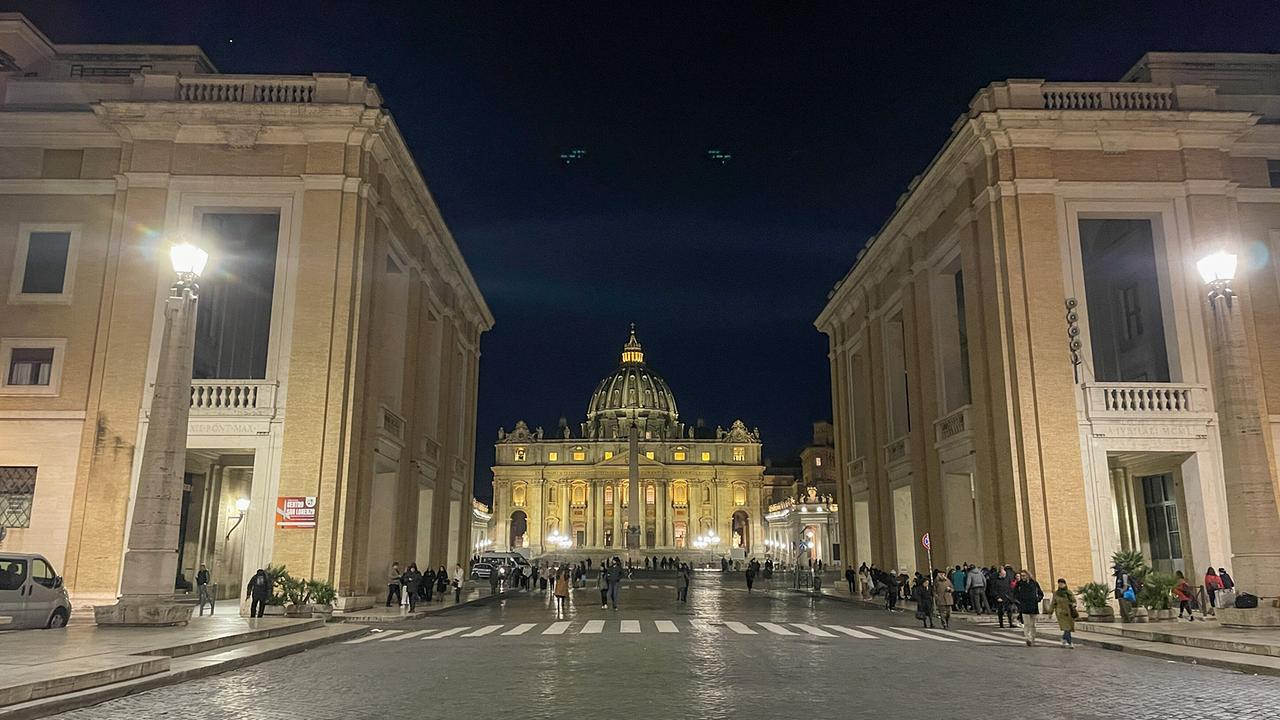 Der Papst und seine Diplomatie: Der Stadtstaat liegt innerhalb der italienischen Hauptstadt Rom und ist damit als Enklave vollständig von Italien umgeben.