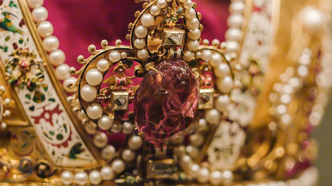 Detail der reich verzierten Kaiserkrone mit Perlen, Edelsteinen und feinen Emaille‑Details, Kaiserliche Schatzkammer in der Wiener Hofburg