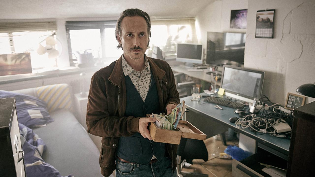 © ORF/BR/ARD Degeto/Hager Moss Film/Bernd Schuller Zankl beim Ermitteln.