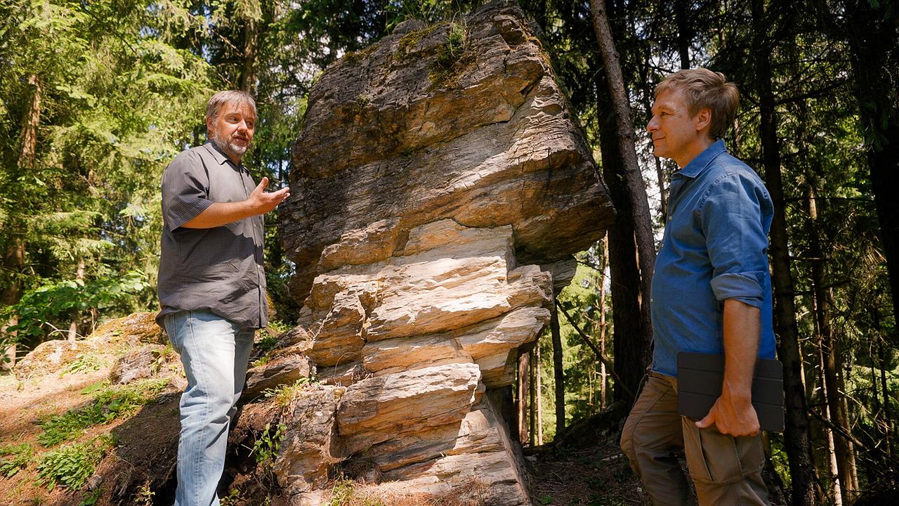 © ORF/Alpha Vision Film Autor und Mythenforscher Wilhelm Kuehs spricht mit Max Müller über den "Zauberkogel von Diex".