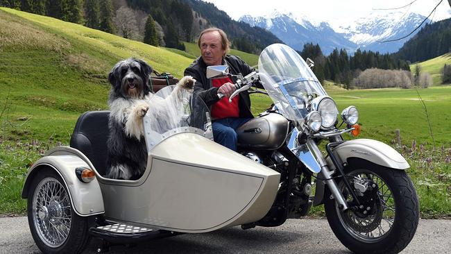 Im Bild: Matula (Claus Theo Gärtner) fährt mit Hund "Dr. Renz" und einem neuen Gespann dem nächsten Abenteuer entgegen.