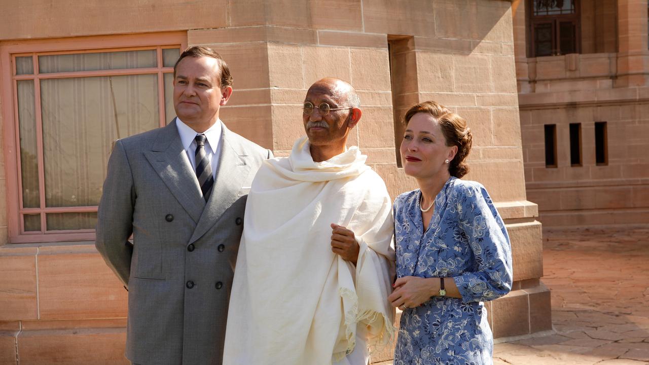 Im Bild: Hugh Bonneville (Lord Louis Mountbatten), Neeraj Kabi (Mahatma Gandhi), Gillian Anderson (Lady Edwina Mountbatten).