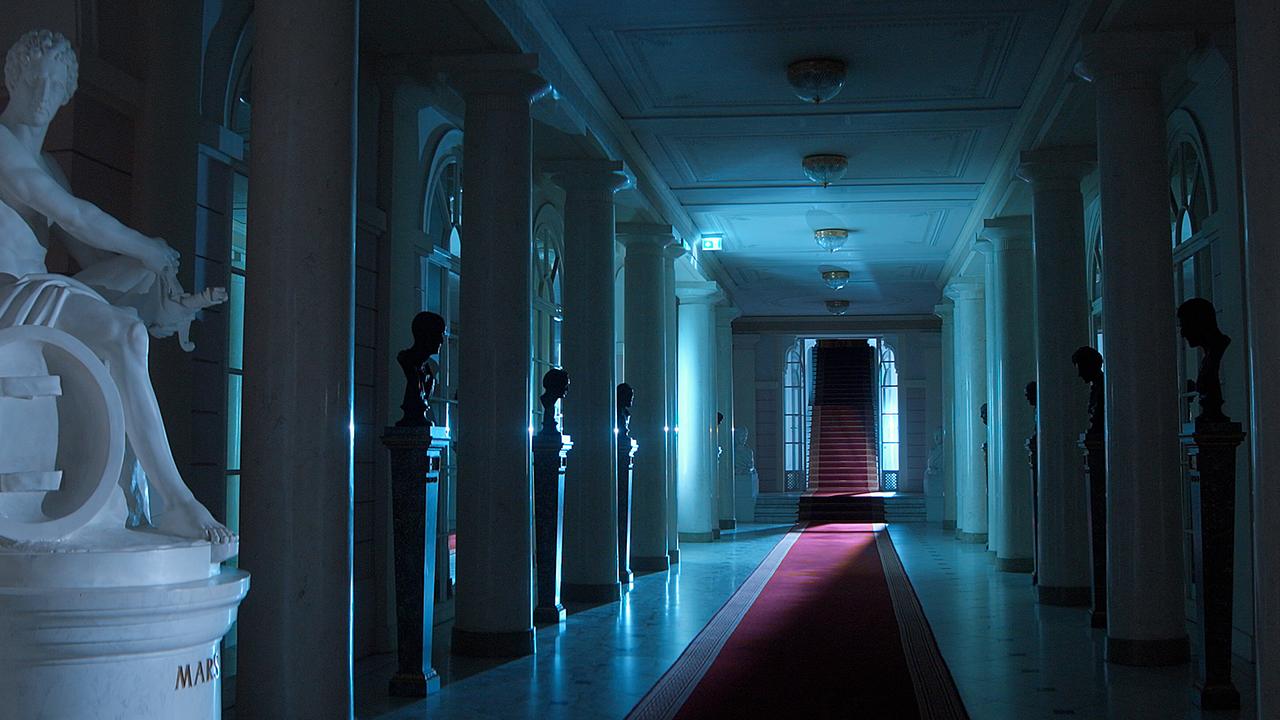 Albertina innen bei Nacht