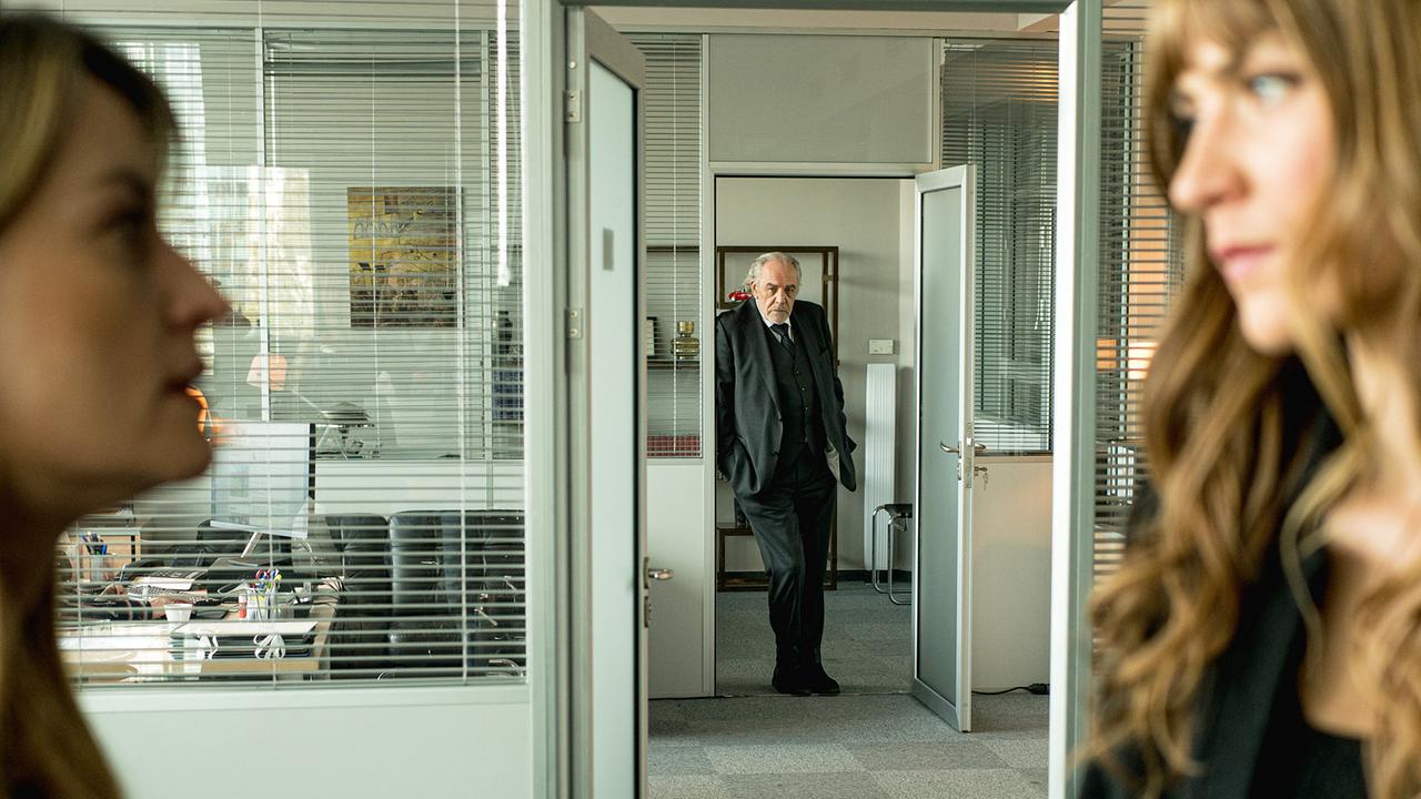 © ORF/Degeto/Graf Film/Pascal Mora Borchert beobachtet das Gespräch zwischen Hannah und Dominique.