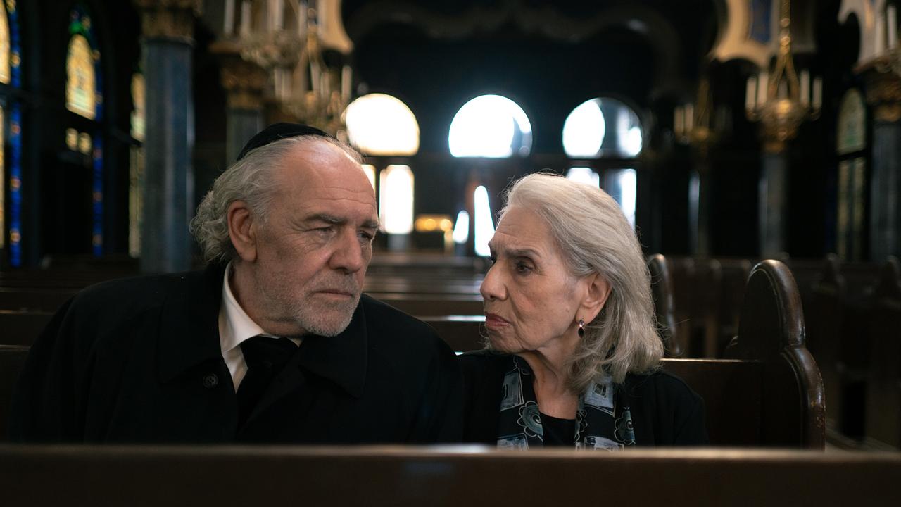 © ORF/ARD Degeto Film/Graf Film/Roland Suso Richter Borchert mit Rahel Stein in der Synagoge.
