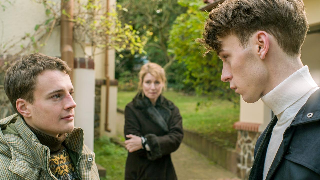 Im Bild: Julian (Johannes Meister, li.) wird nach der Untersuchungshaft von Florian (Oskar Belton, re.) und Stefanie (Kirsten Block) empfangen.