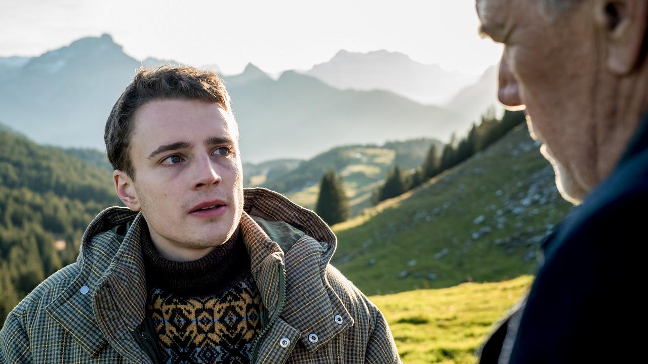 Im Bild: Borchert (Christian Kohlund, re.) spricht mit Julian (Johannes Meister, li.) über den Fall.