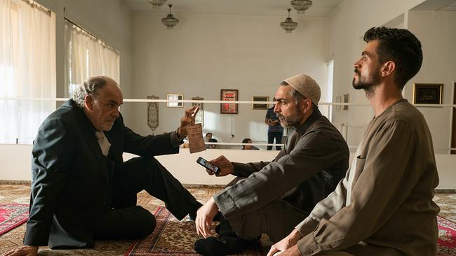   Im Bild: Borchert (Christian Kohlund, li.) befragt den Imam Sheik Ibrahim Al-Khatib (Neil Malik Abdullah, Mitte) nach Julian Stolz.