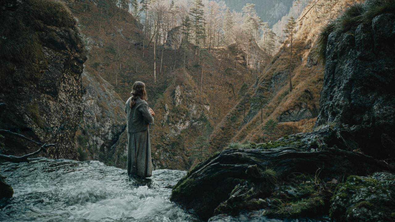 © ORF/Ulrich Seidl Film Agnes steht in einem fließenden Bach in einem felsigen Tal.