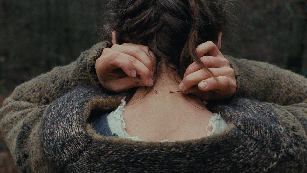 © ORF/Ulrich Seidl Film In einer Nahaufnahme sticht Agnes mit ihren Händen feine Nadeln in ihren Nacken.