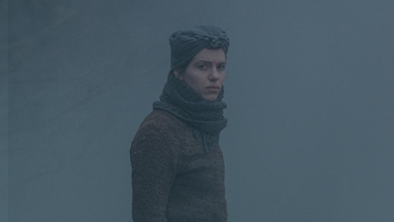 © ORF/Ulrich Seidl Film Agnes mit einem Tuch auf ihrem Kopf steht allein in dichtem Nebel und blickt zur Seite.