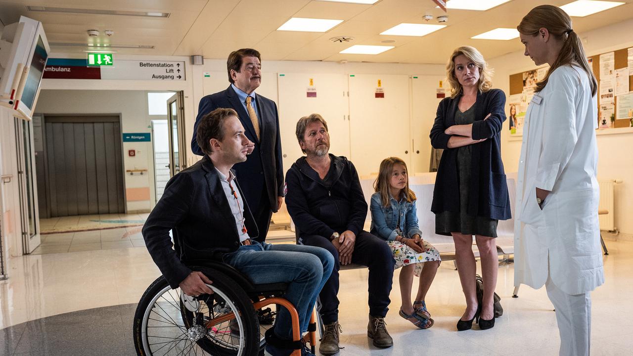 "Die Toten von Salzburg: Wolf im Schafspelz": Florian Teichtmeister (Peter Palfinger), Erwin Steinhauer (Alfon Seywald), Michael Fitz (Hubert Mur), Paula Siebert (Theresa Mur), Natalie O'Hara (Helene Mur), Anna Unterberger (Anna Doll)