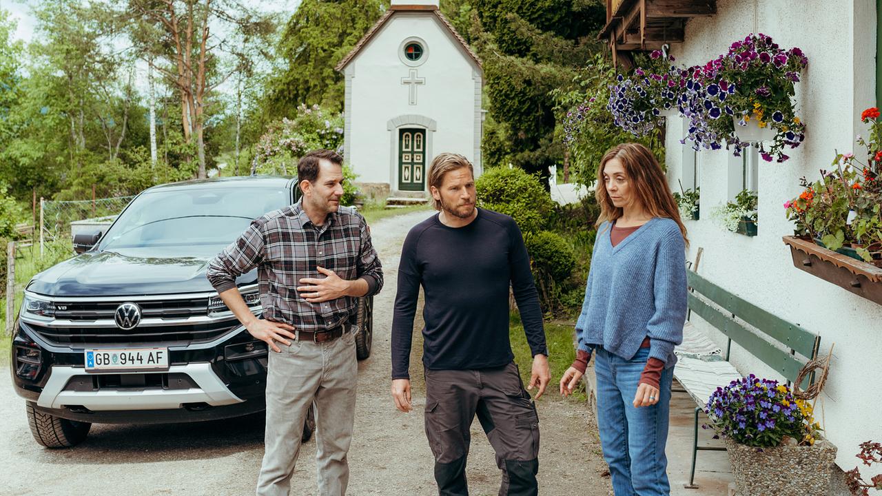© ORF/ZDF/Sabine Finger Die Kinder von Franziska und Jürgen Lehmann werden in den Bergen vermisst. Markus Kofler verspricht, sie zu finden.