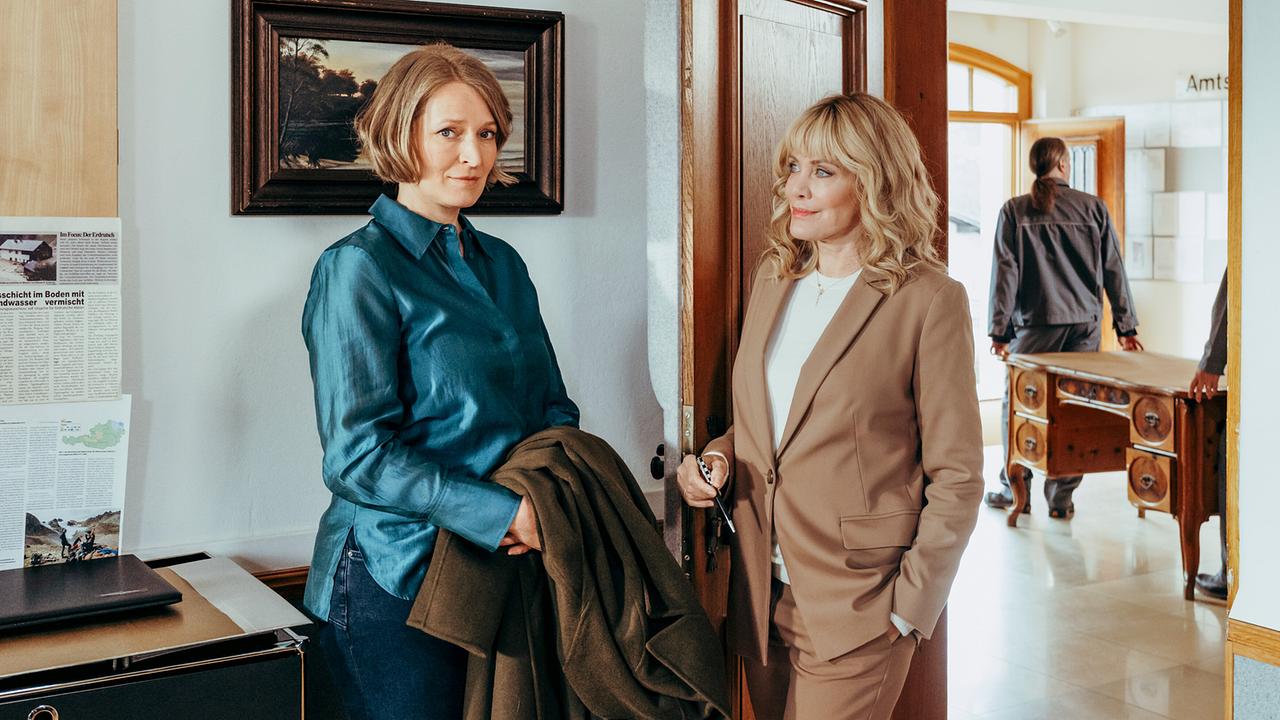 Elisa Röder macht es Emilie Hofer bei ihrer Amtseinführung nicht leicht.