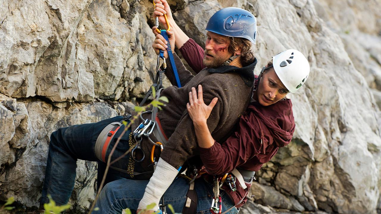Als Leni sich mit ihrem Mann Frank abseilen will, verhakt sich das Seil.