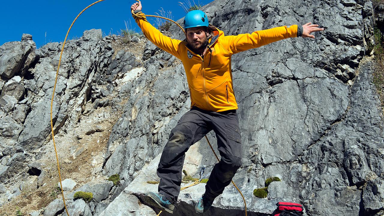 Bei einer Rettungsaktion muss Markus das Gewicht von zwei Personen halten.