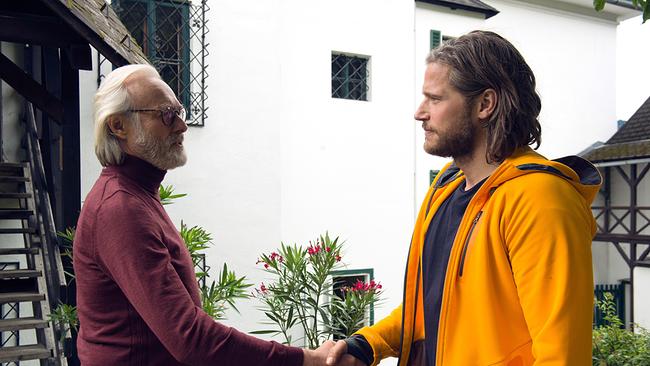 Markus konsultiert einen Historiker, um mehr über einen wichtigen Fund zu erfahren.