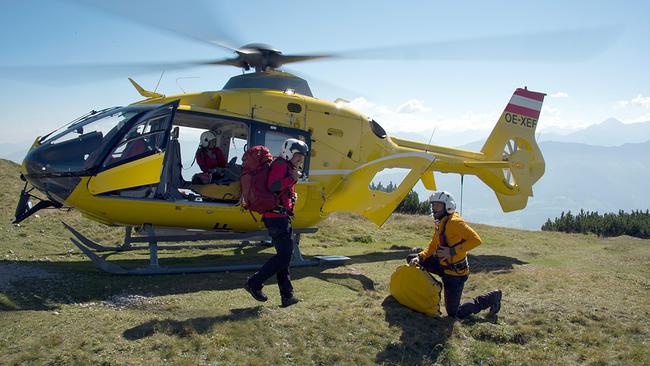 © ORF/ZDF/Thomas R. Schumann Die Bergrettung versorgt den in einer waghalsigen Rettungsaktion geborgenen Jonas Grebe.