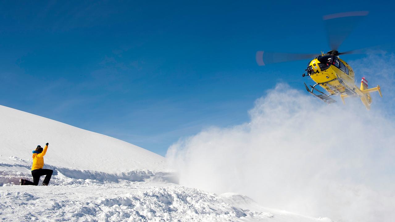 Rettung naht! Markus Kofler winkt den Helikopter ein.