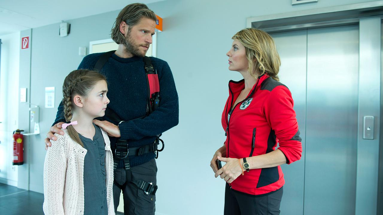 © ORF/ZDF/Thomas R. Schumann Markus (Sebastian Ströbel, M.) und Katharina machen sich große Sorgen um die Mutter der kleinen Mia.