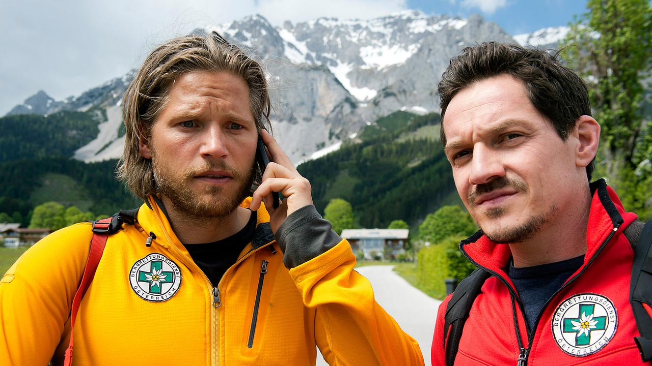 Markus Kofler und Tobias Herbrechter stecken mitten in einem Einsatz. 