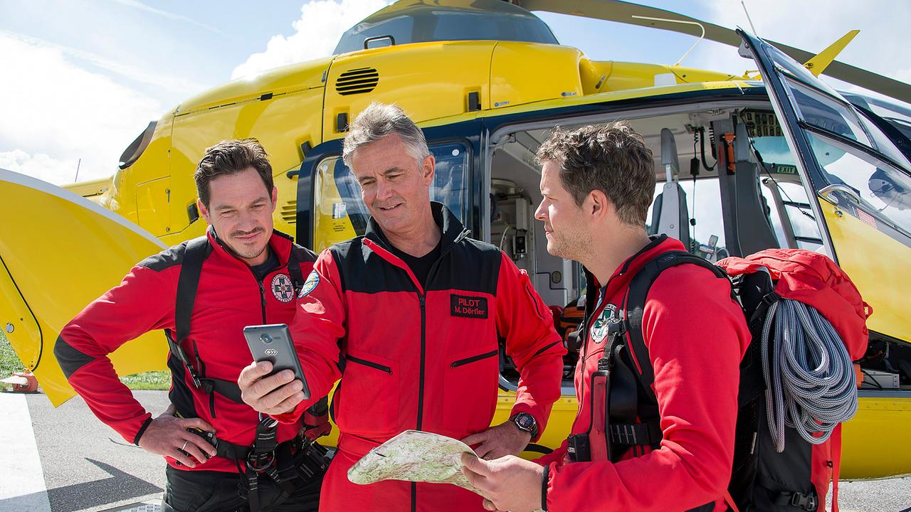 © ORF/ZDF/Thomas R. Schumann Die Bergretter checken vor dem Start in die Berglandschaft, wohin genau sie laut den vorliegenden Informationen fliegen müssen.
